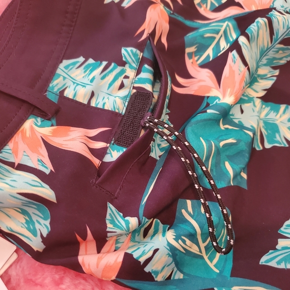 Roxy board shorts - Picture 9 of 14